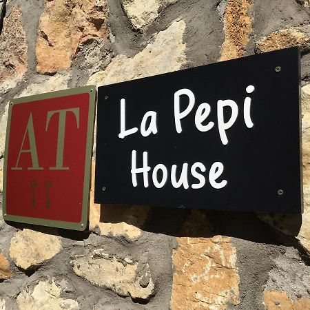Готель La Pepi House Arcones Екстер'єр фото